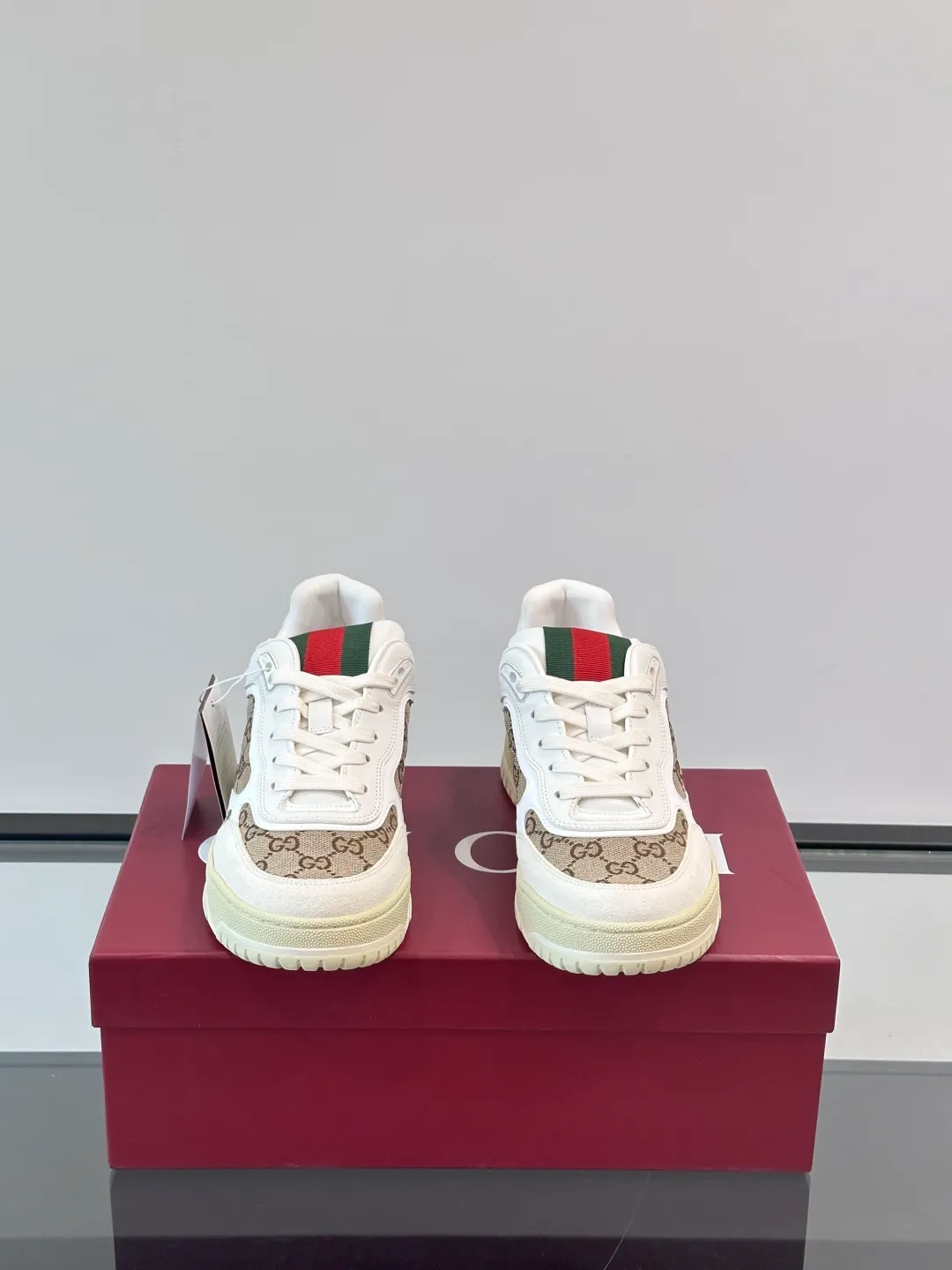 Men's Men's Shoes 💰480 [New Style] 🦨🦨Gucci 𝐆𝐮𝐜𝐜𝐢 𝐑𝐞-𝐖𝐞𝐛 As a sneaker created by Sabato De Sarno for Gucci, the Re-Web series reinterprets the brand's classic stripes, with bold and unique details to set off a modern silhouette design. These shoes are crafted from white leather. This new sneaker is ingeniously decorated with many of the brand's classic details, and is equipped with a bright red and green webbing tongue, which will make people fall in love at first sight. White leather has been specially treated to be soft and shiny, with an embossed grained texture. Script Gucci logo and Interlocking G web label with Interlocking G and script Gucci logo. Rubber outsole with Interlocking G detail eyelets. Web tongue. Size: Female 35-40 (Female 41, 42 customized). Male 38-44 (45, 46 customized)